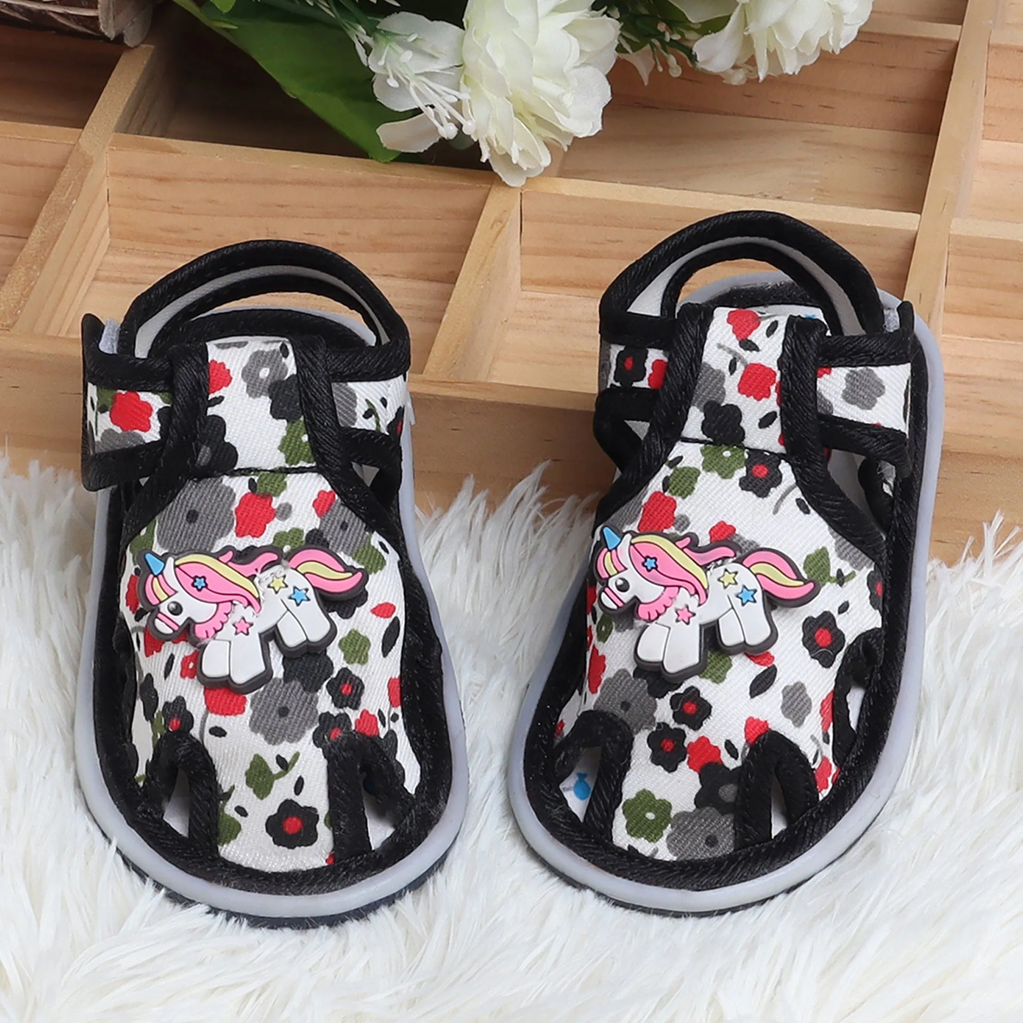 Baby Moo Unicorn Applique Floral Print Velcro Strap Anti-Skid Chu Chu Sound Sandals - Green